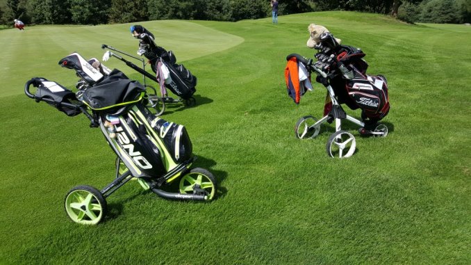 Golftrolleys vor dem Grün auf einem Golfplatz