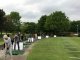 Golfen lernen - Gruppe von Anfängern auf der Driving Range